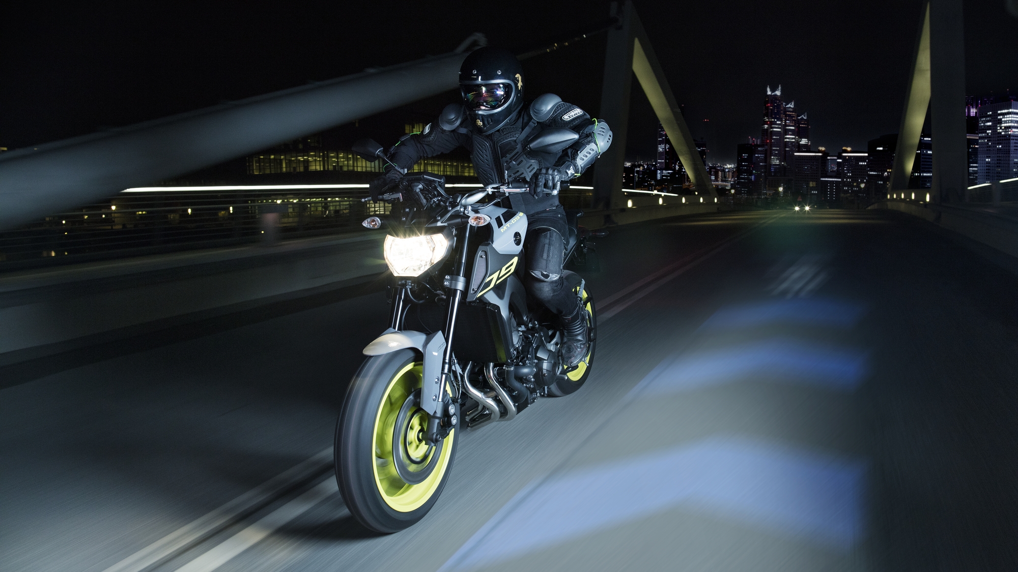 2016-Yamaha-MT-09-EU-Night-Fluo-Action-001