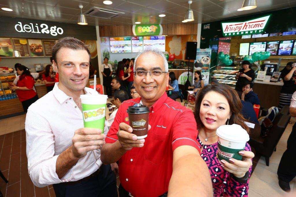 Image 3 - (L to R) - Nick Tiernan Datuk Azman Ismail and Ms Yau Su Peng at the new Shell Select store at SH Shell Damansara Jaya station