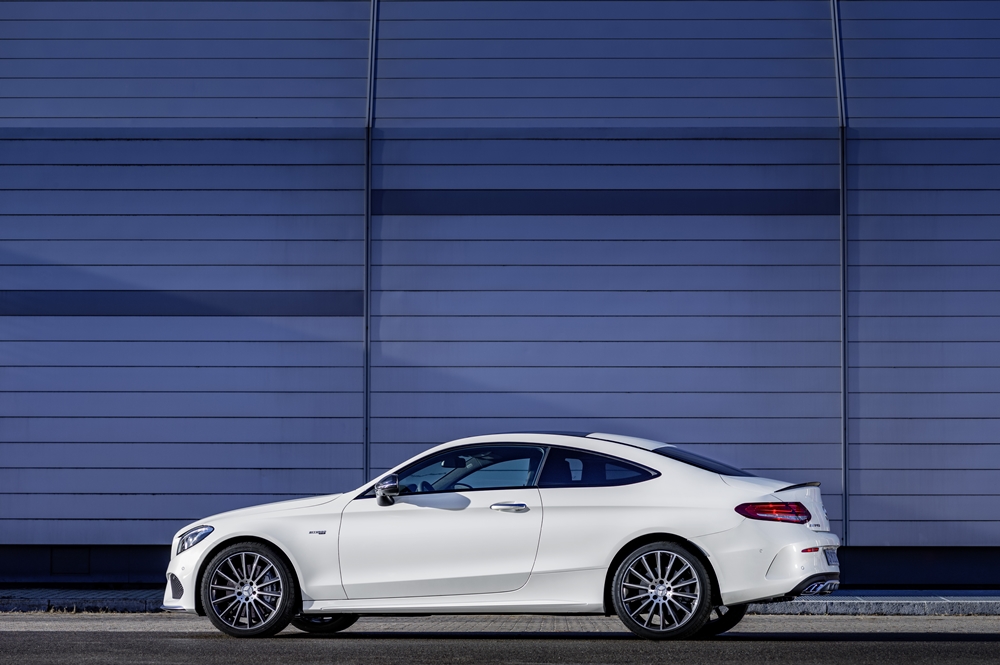 Mercedes-AMG C 43 Coupé, Exterieur: Diamantweiß, Kraftstoffverbrauch (l/100 km) innerorts/außerorts/kombiniert: 10,6/6,2/7,8 CO2-Emissionen kombiniert: 178 g/km exterior: diamond white, Fuel consumption (l/100 km) urban/ex urban/combined: 10.6/6.2/7.8 combined CO2 emissions: 178 g/km