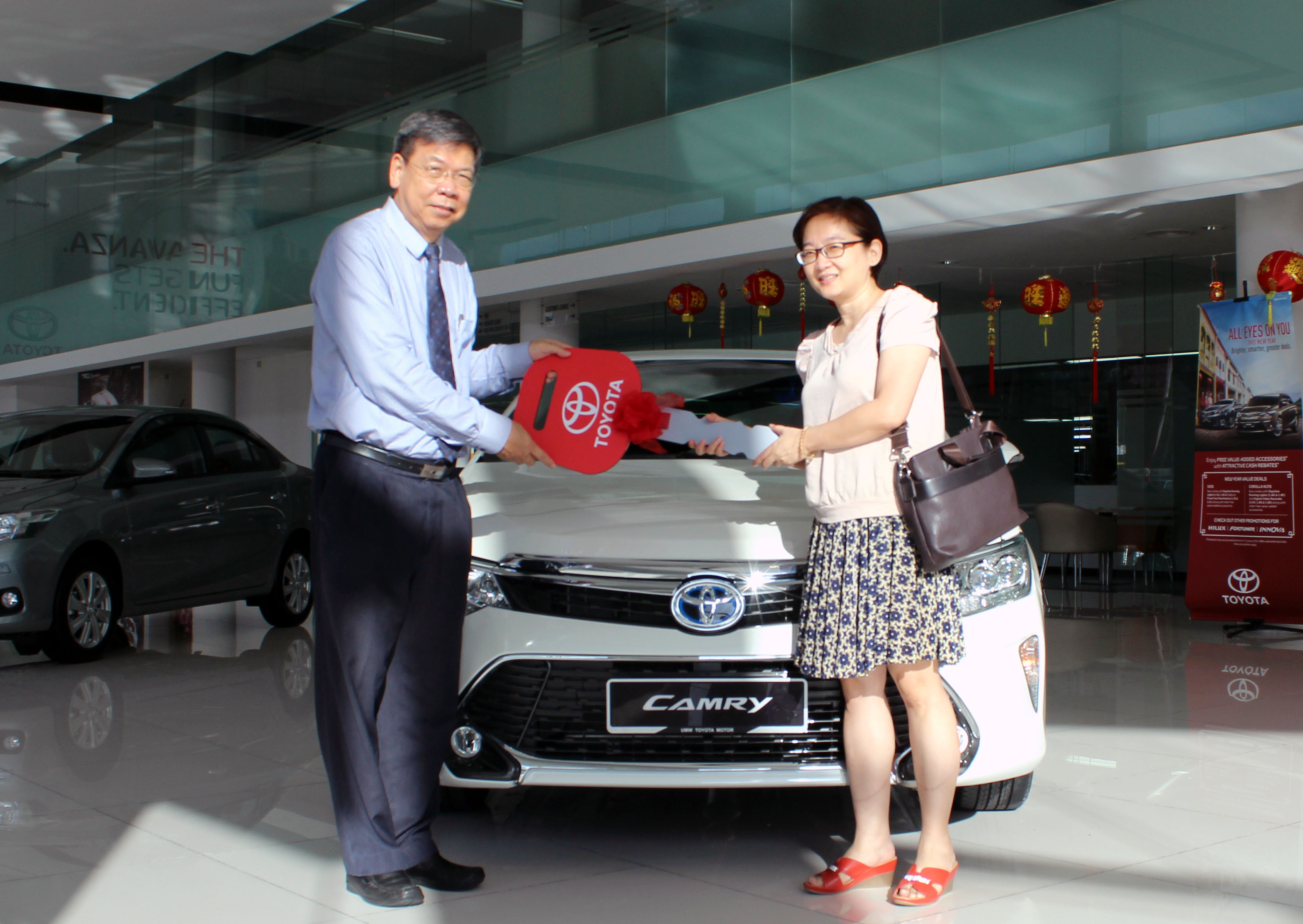 Ms. Khoo Bee Ngoh (right) received the new Toyota Camry Hybrid from Mr. Khong Man Chong, Executive Director of Sales Group, UMW Toyota Motor