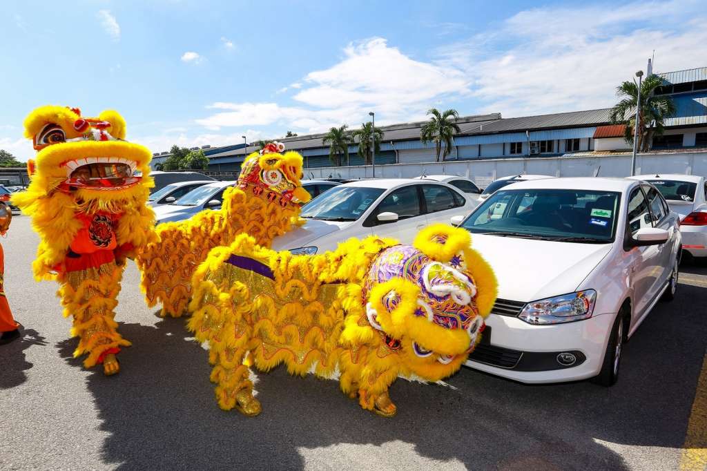 The Lions blessing the cars of Volkswagen owners_2