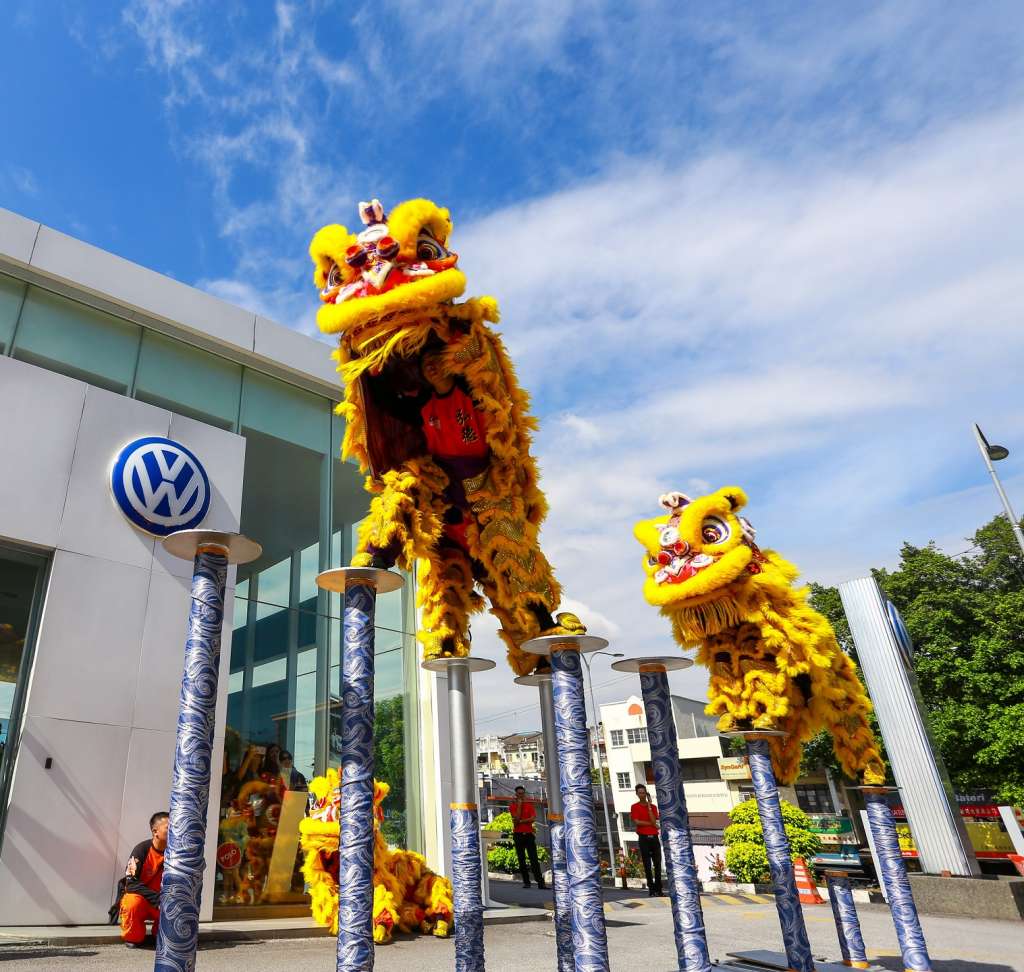 Thrilling acrobatic performance by the Lion Dance troop