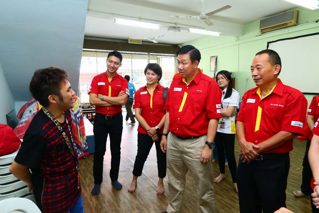 2015 Special Olympics double gold medallist Darien Lum (R) sharing his experience with Shell Lubricants GM Leslie Ng (3rd fr R) and the Shell Helix team