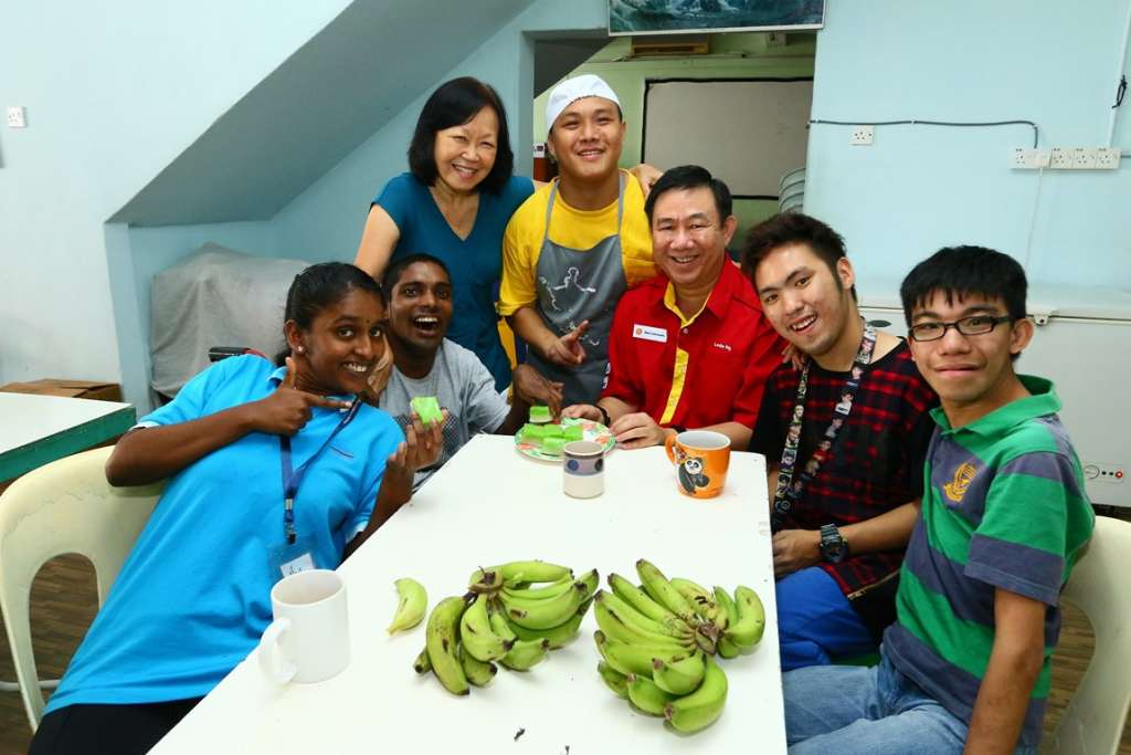 2015 Special Olympics silver medallist Rosabel Sebastian (L) and double gold medallist Darien Lum (2nd fr R) posing with Shell Lubricants GM Leslie Ng (3rd fr R)