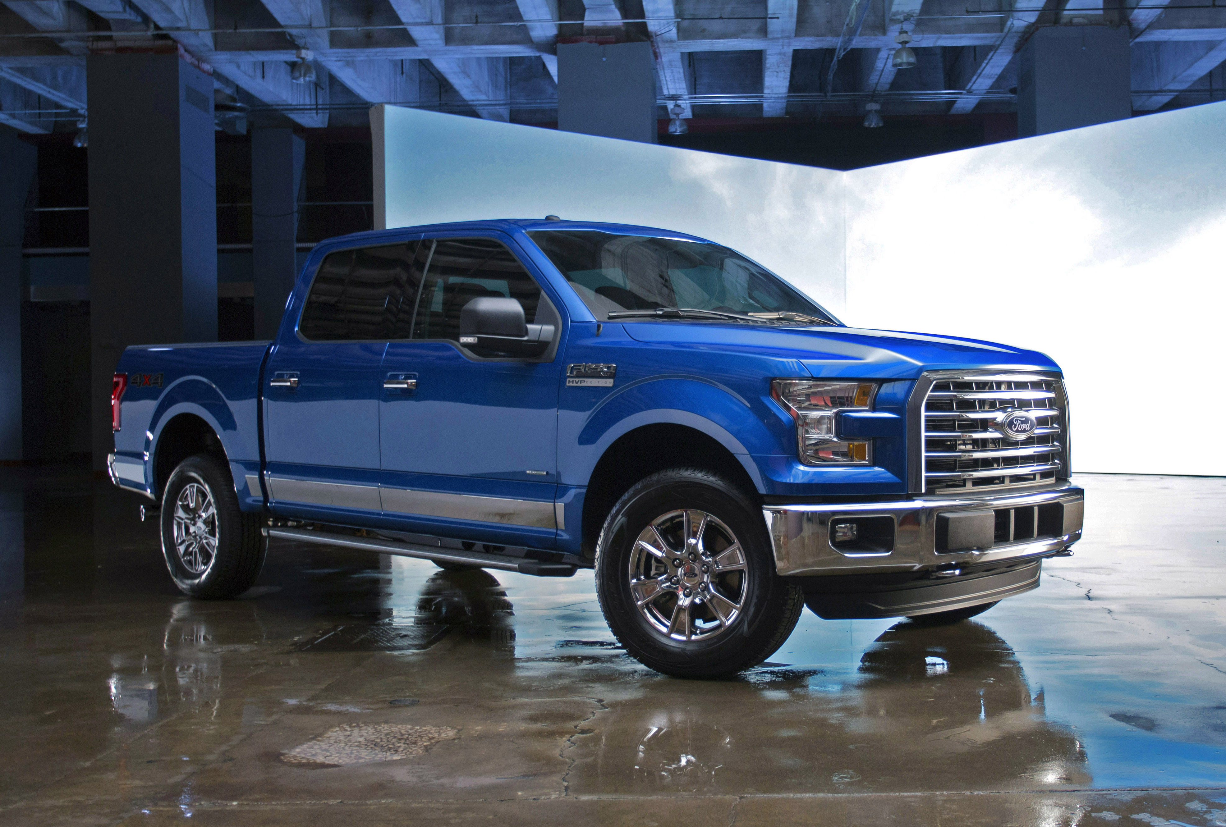 Based on the F-150 XLT with chrome package and available in either Oxford White or Blue Flame, F-150 MVP edition includes special MVP badging, unique polished stainless rocker panels and a spray-in bedliner. Ford worked with former Kansas City Royals star Bret Saberhagen, from the 1985 team roster, and Salvador Pérez, from the 2015 Kansas City lineup, to promote the F-150 MVP edition.