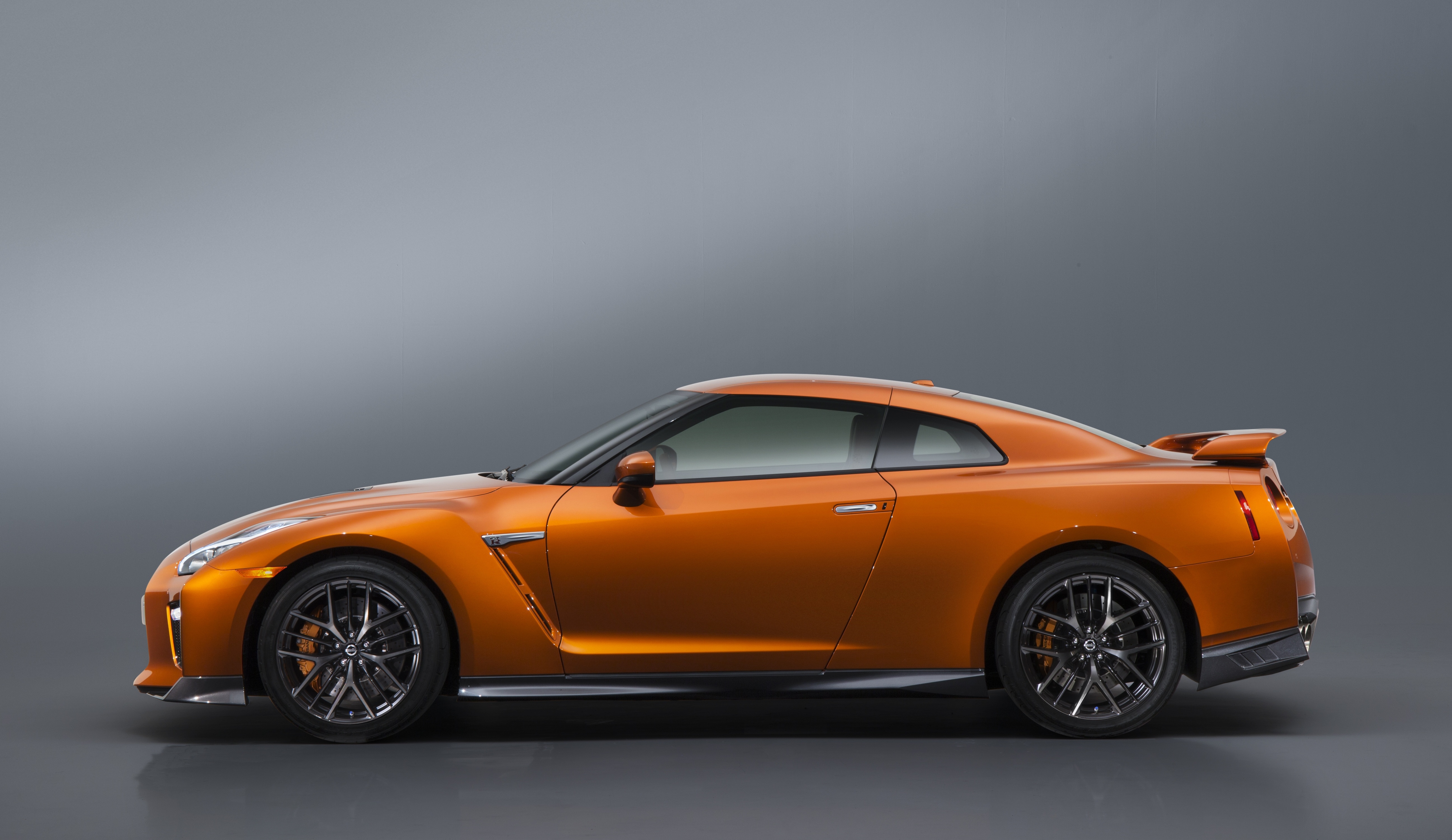 2017_nissan_gtr_28