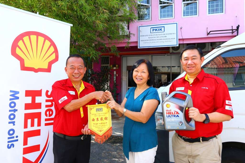 (L-R) Sin Leong Seng Motor MD Kong Kin Lay, PKIK Director Kong Lan Lee and Shell Lubricants GM Leslie Ng_2