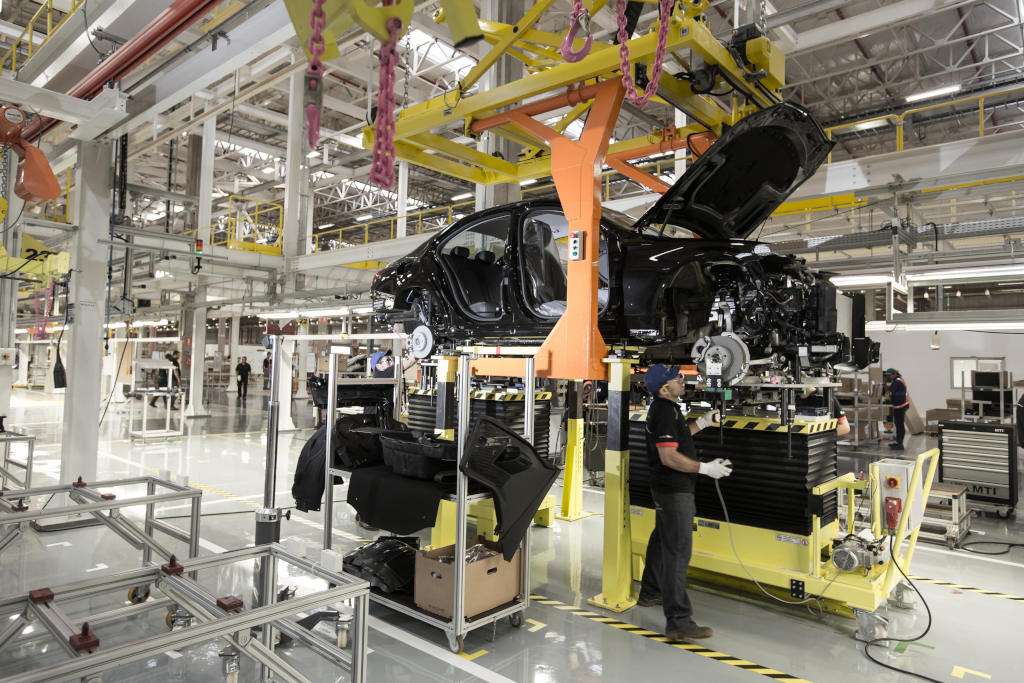 “Hochzeit” im Mercedes-Benz Werk Iracemápolis im Großraum Sau Paulo, Brasilien // “Marriage” at the Mercedes-Benz plant Iracemápolis in the metropolitan area Sao Paulo, Brazil