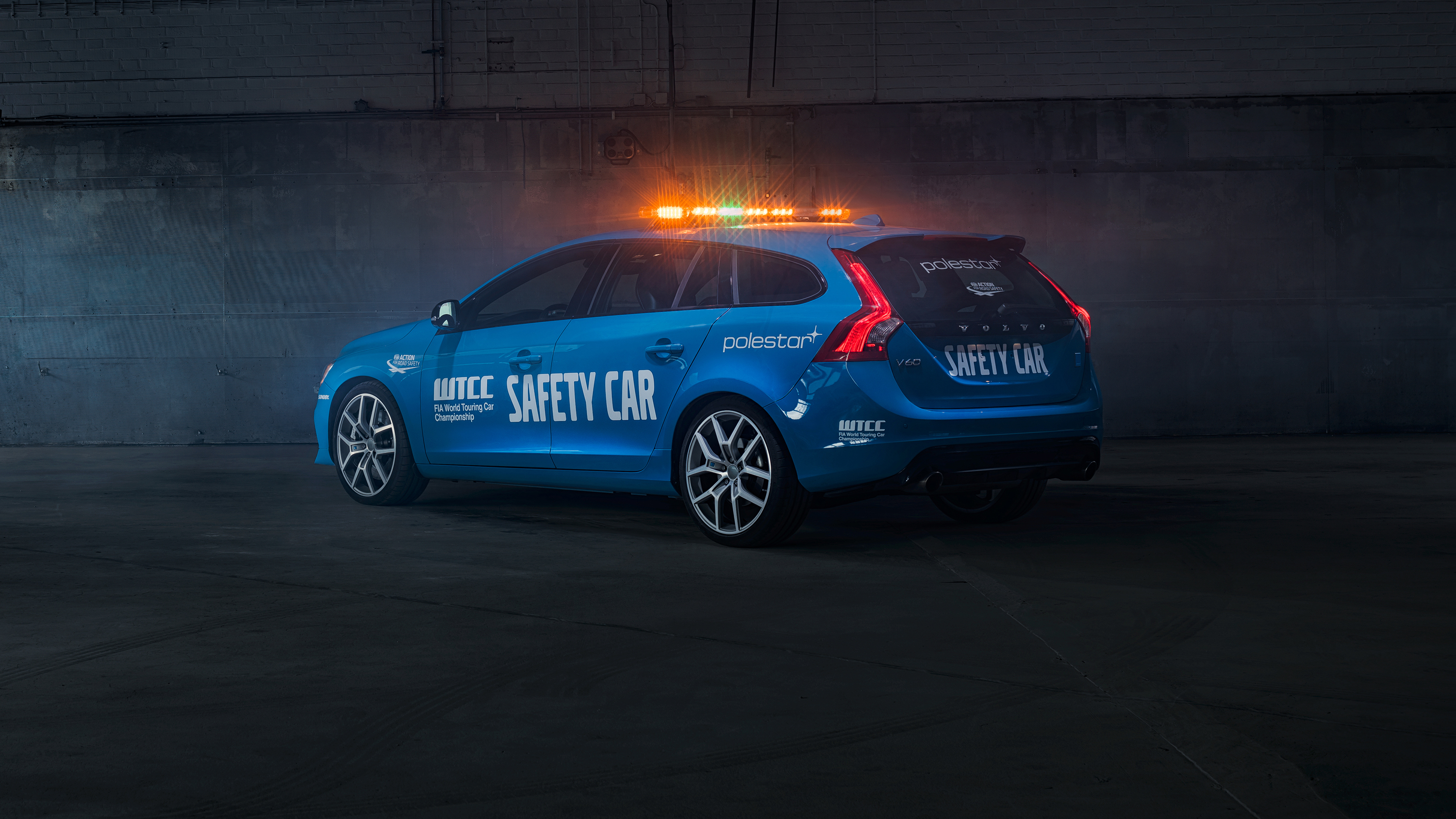 Volvo_V60_Polestar_WTCC_Safety_Car_02