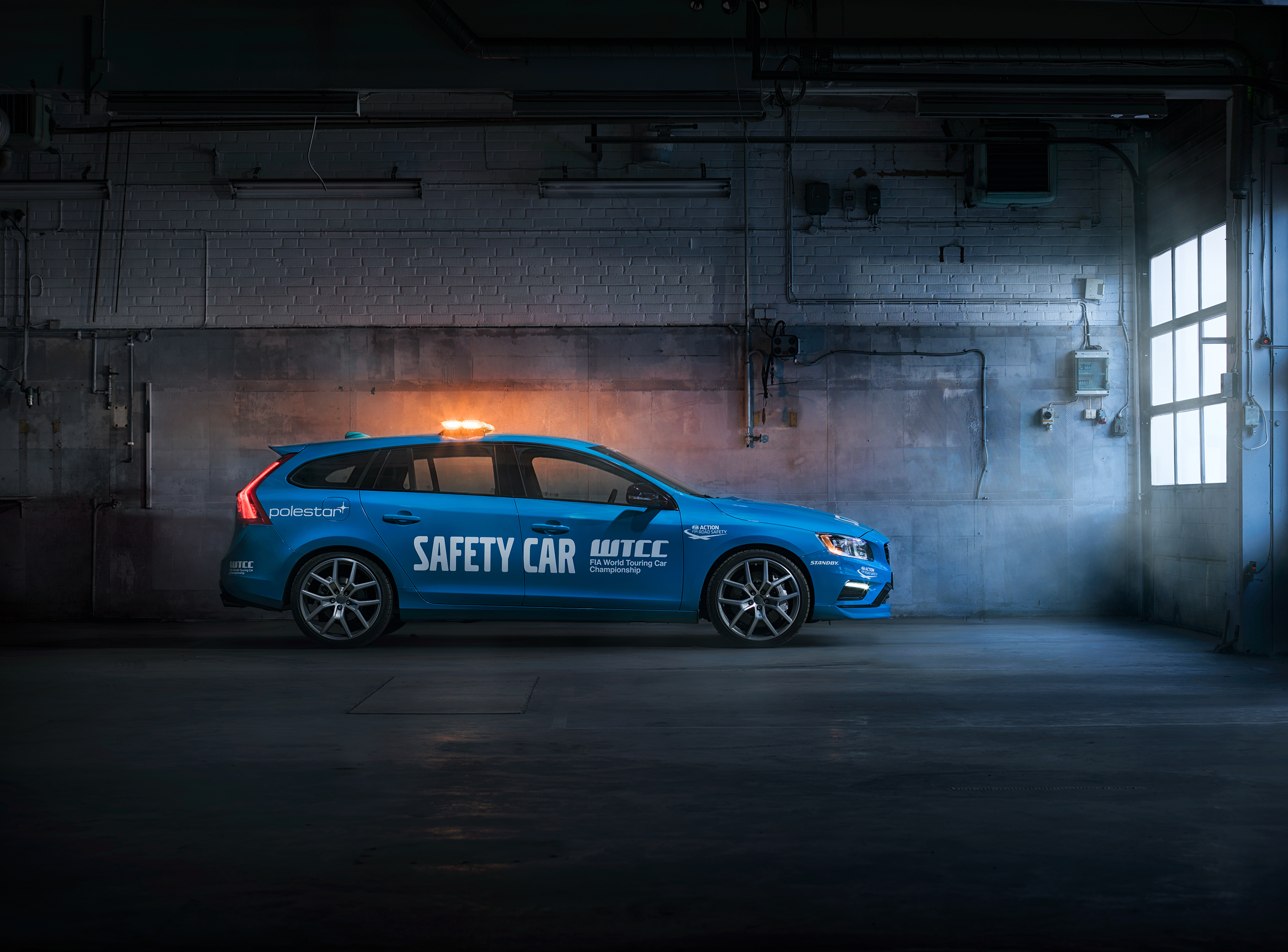 Volvo_V60_Polestar_WTCC_Safety_Car_03