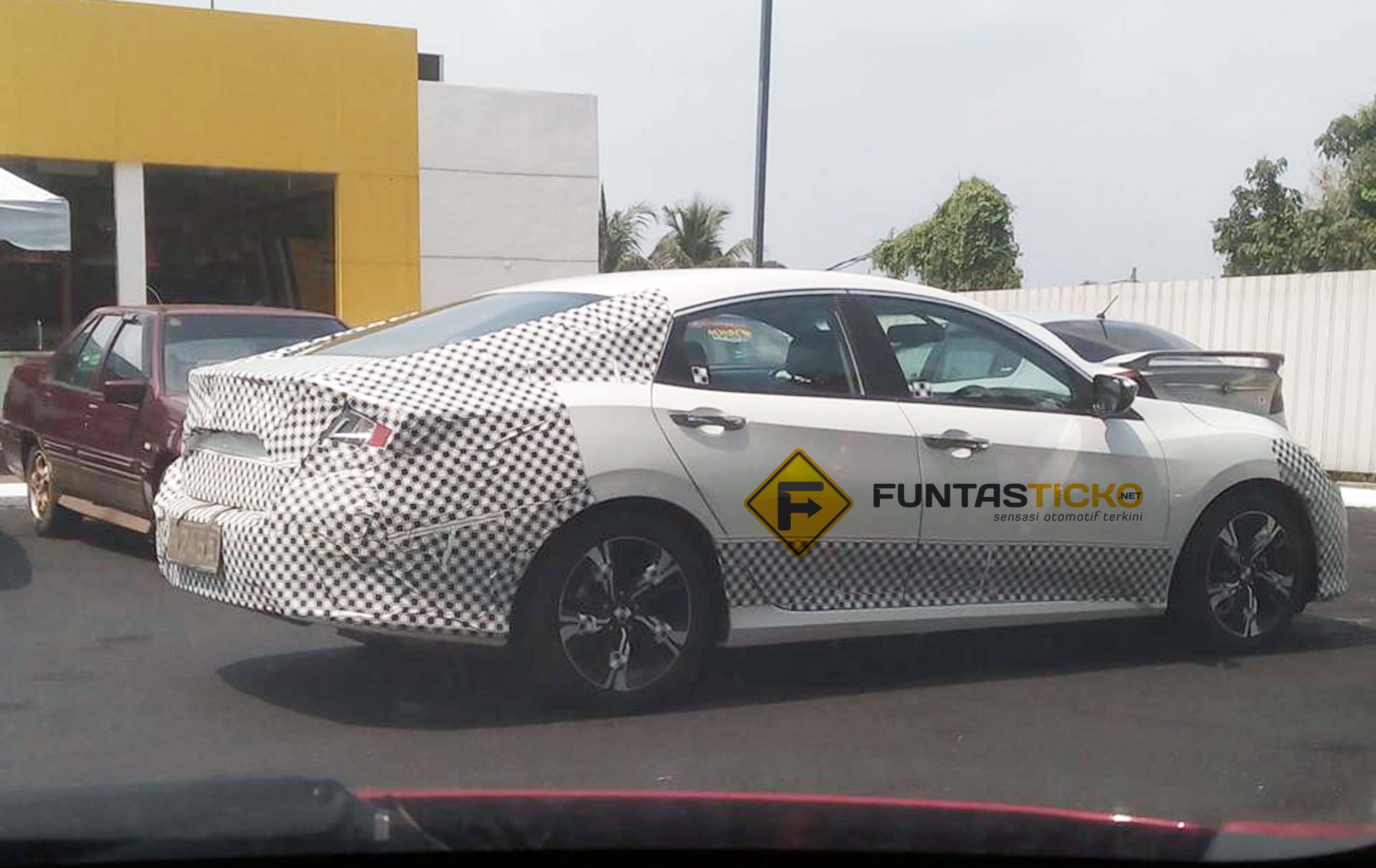 2016_Honda_Civic_Turbo_Spied_2