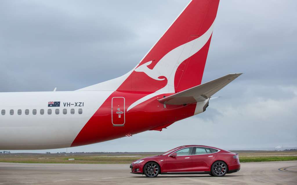 Tesla Model S VS Qantas Boeing 737 On A Drag Race (1)