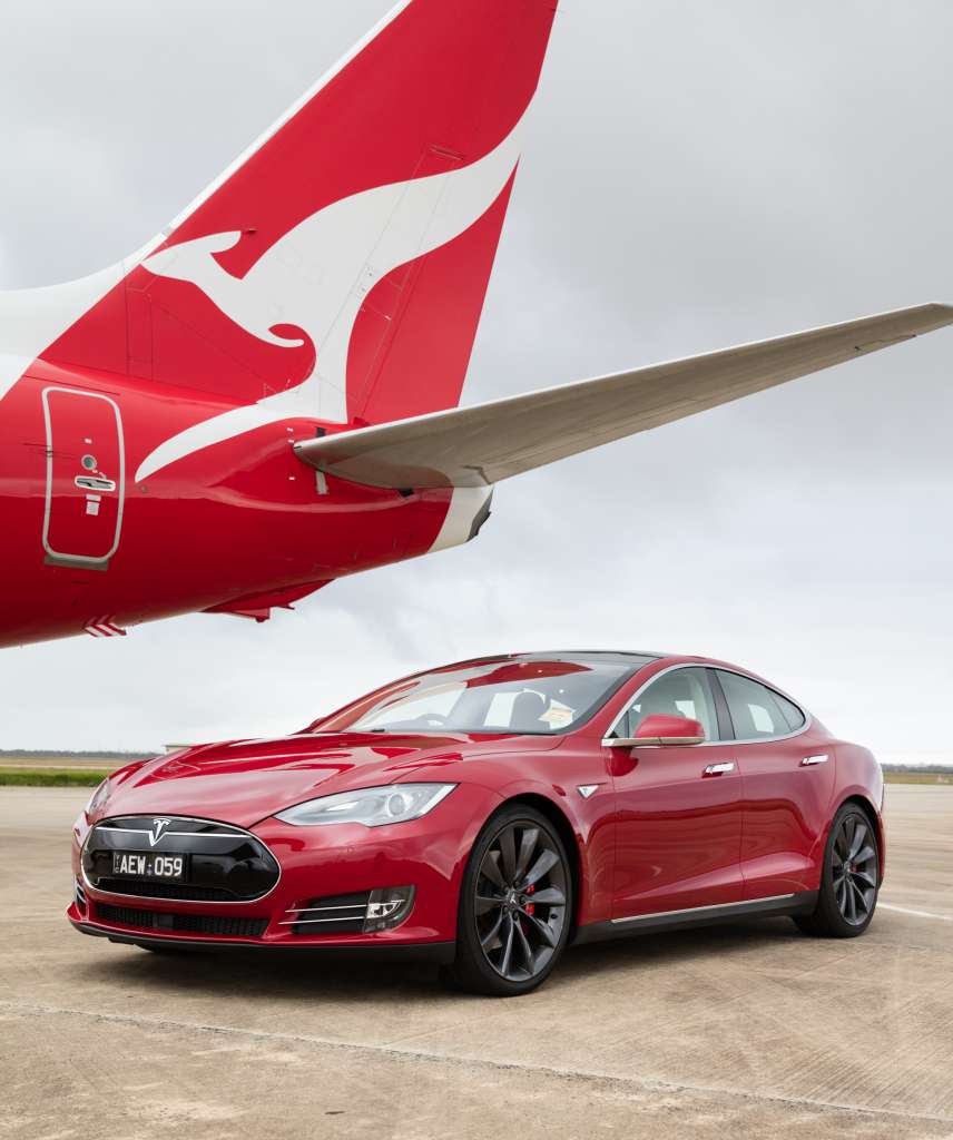 Tesla Model S VS Qantas Boeing 737 On A Drag Race (3)