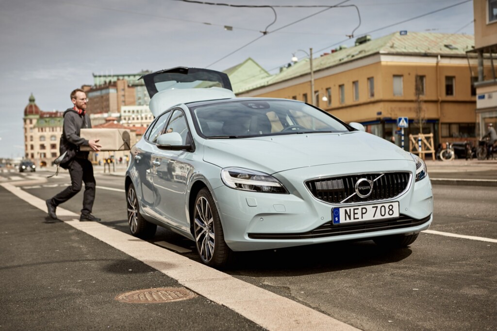 190583_Volvo_Cars_pioneers_two_hour_in_car_delivery_service_with_Swedish_start_up