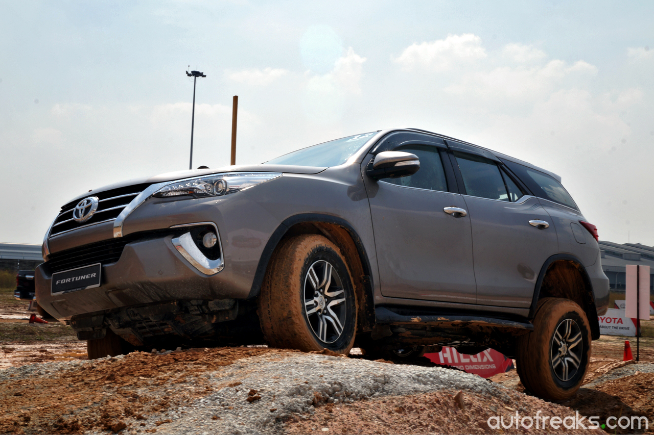 2016_Toyota_Fortuner (29)