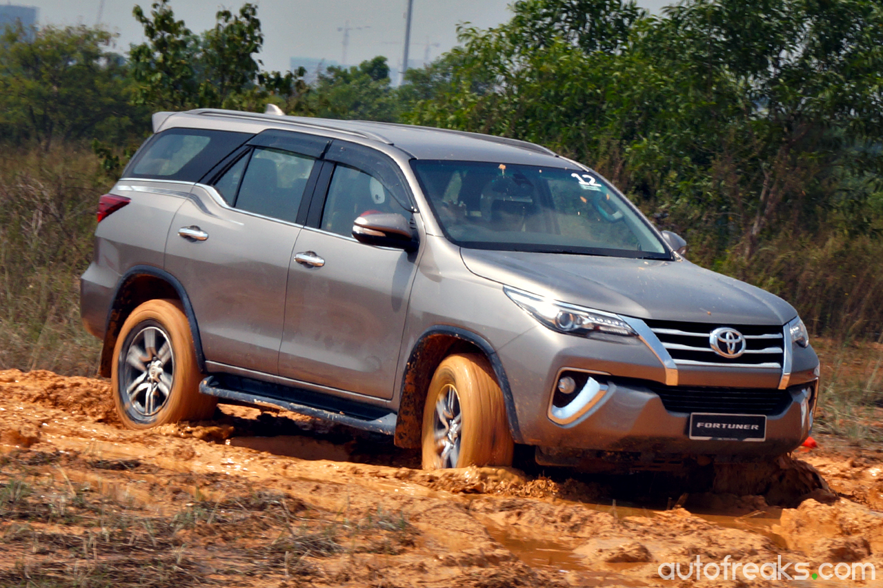 2016_Toyota_Fortuner (30)