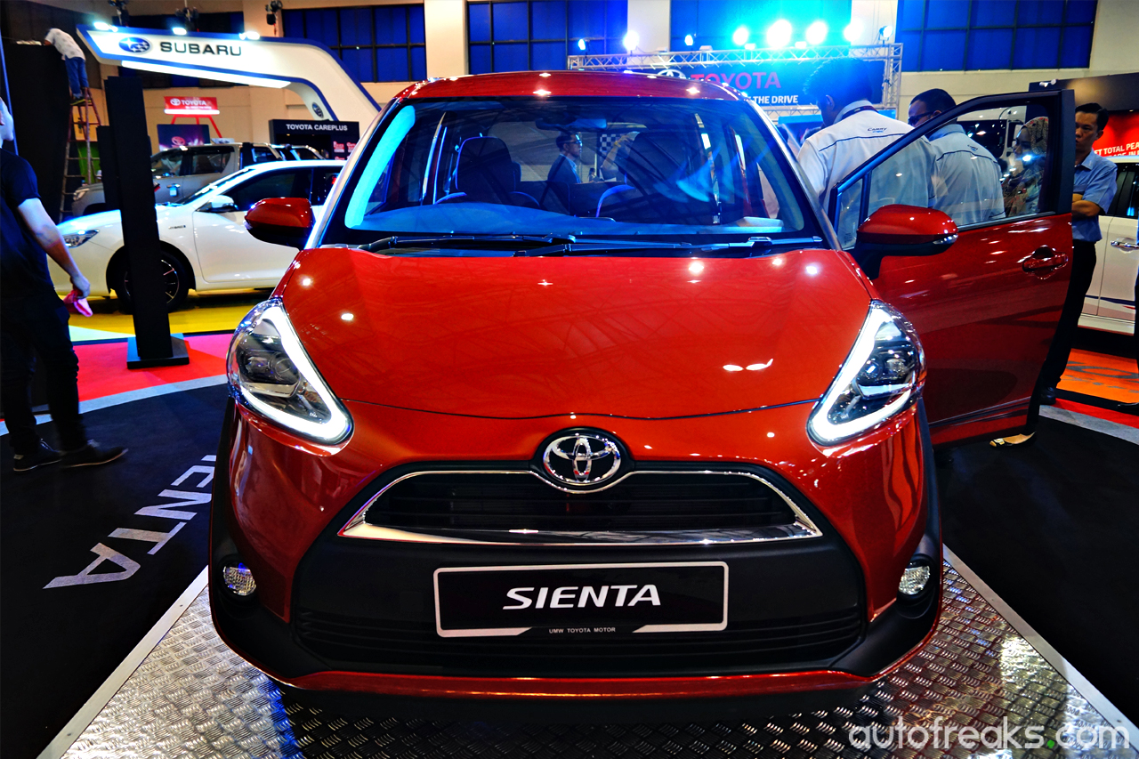 2016_Toyota_Sienta_5