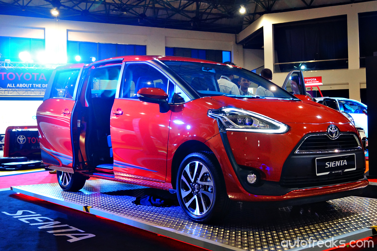 2016_Toyota_Sienta_9