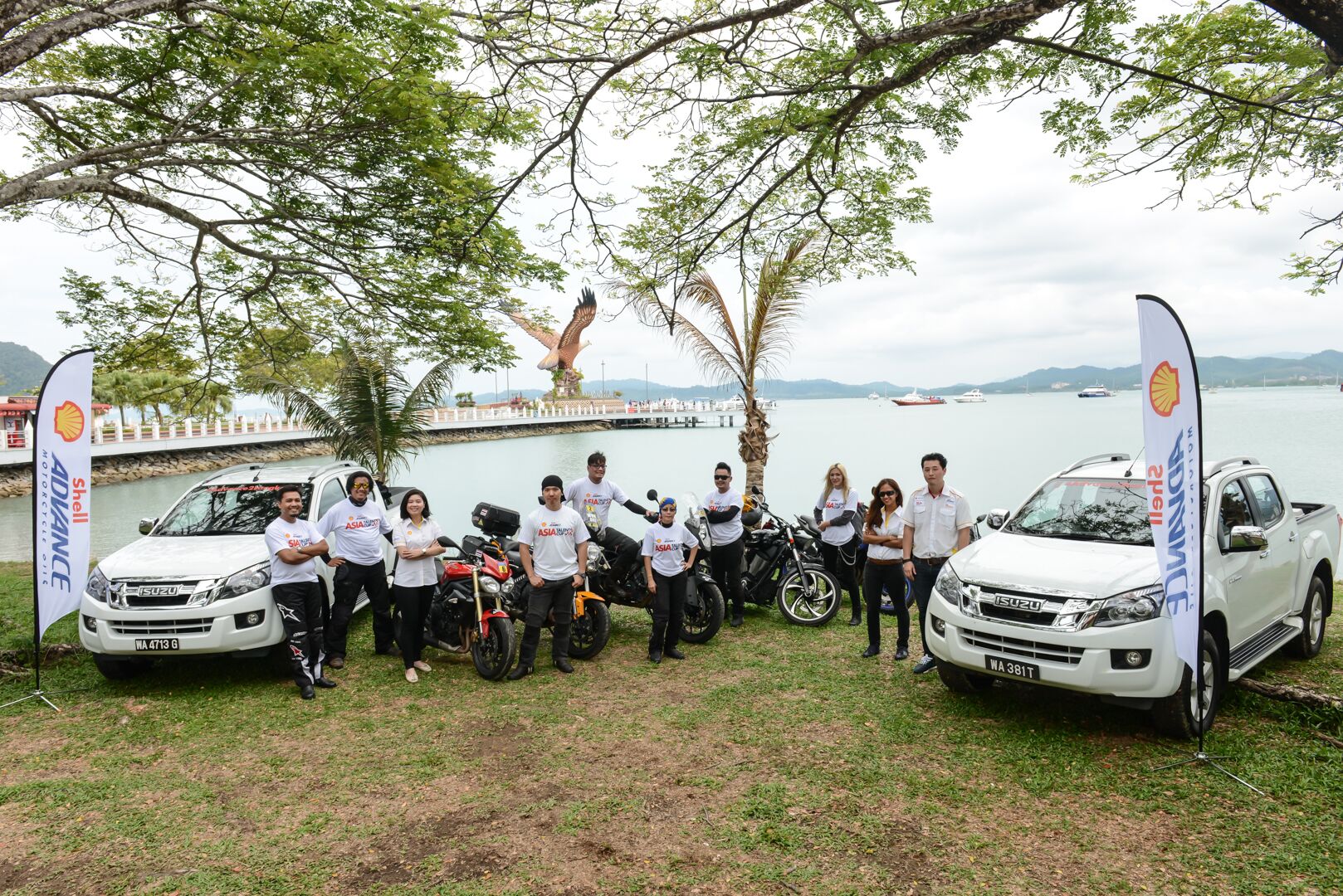 #Advance2Langkawi winners and the team from Shell Lubricants Malaysia posing with the famous eagle landmark in the background