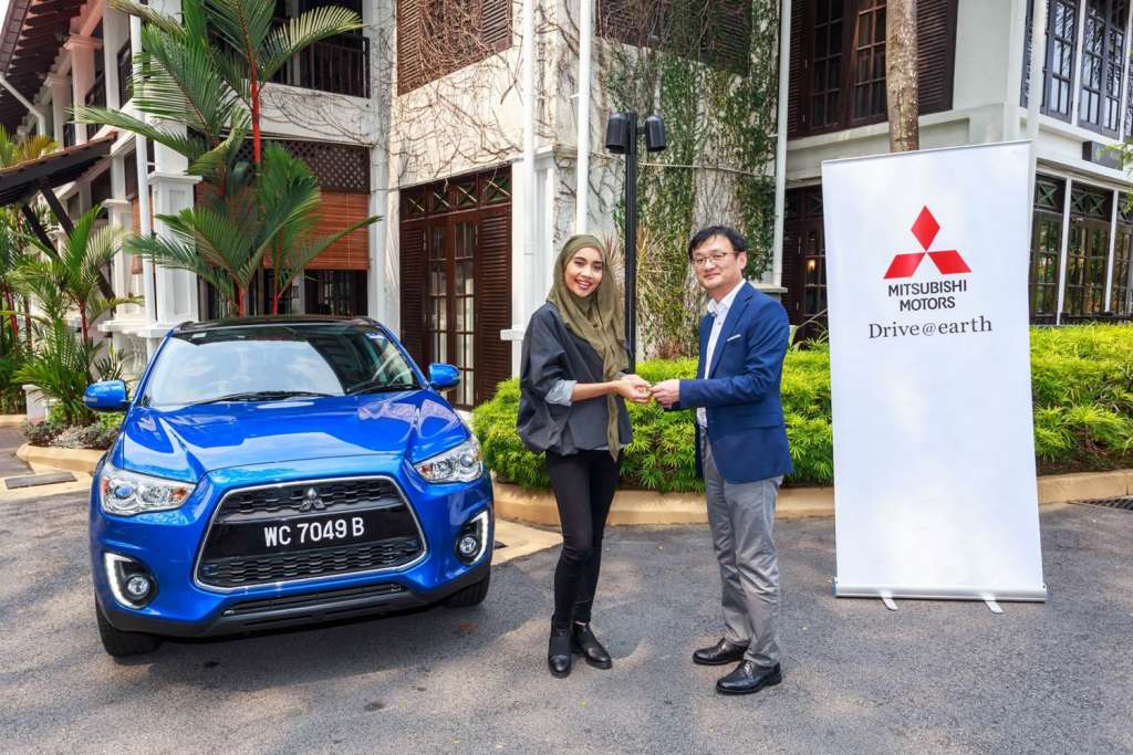 CEO of MMM Mr. Yang Won-Chul handing over the ASX to singer-songwriter Yuna