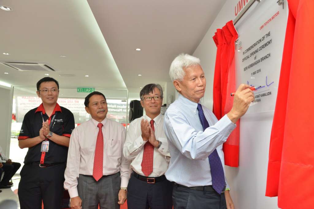 LAUNCH CEREMONY_from right-Tan Sri Asmat Kamaludin, Chairman, UMWT-Mr. Akio Takeyama, Deputy Chairman, UMWT-Datuk Ismet Suki, President, UMWT-Mr Mr. Tan Huei Chyuan, Branch Manager of Seri Kembangan