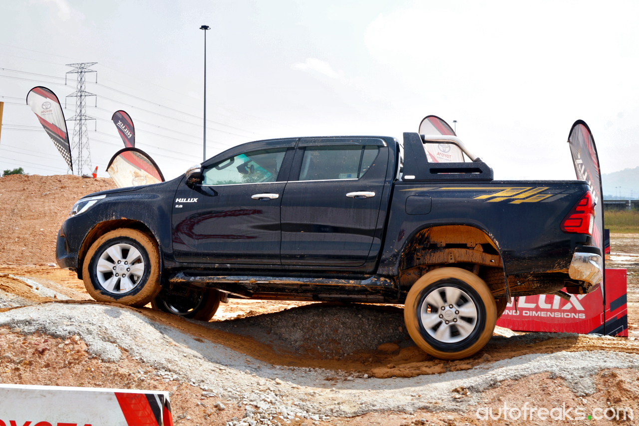 Toyota_Hilux_First_Impressions (1)