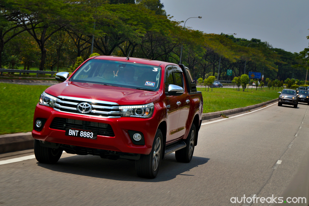 Toyota_Hilux_First_Impressions (11)