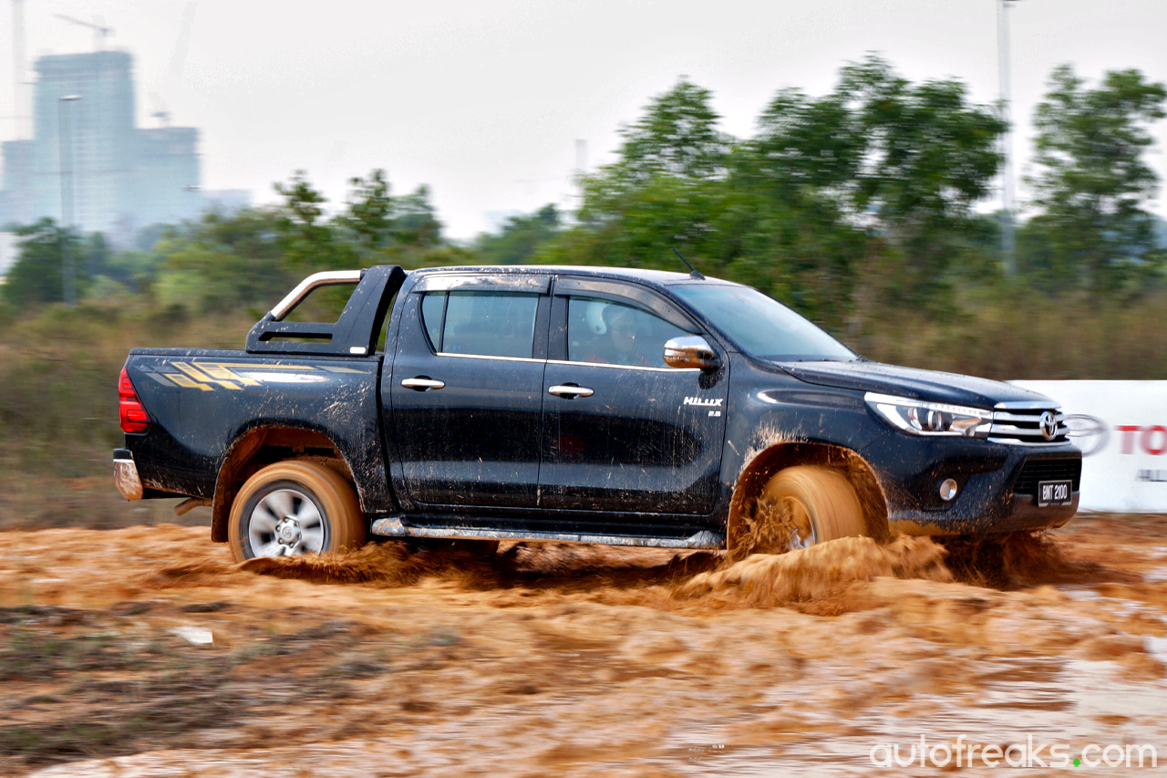 Toyota_Hilux_First_Impressions (2)