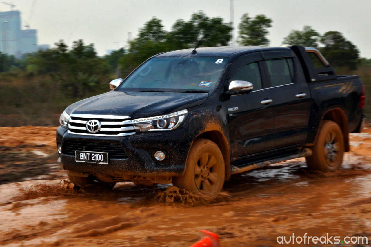 Toyota_Hilux_First_Impressions (4)