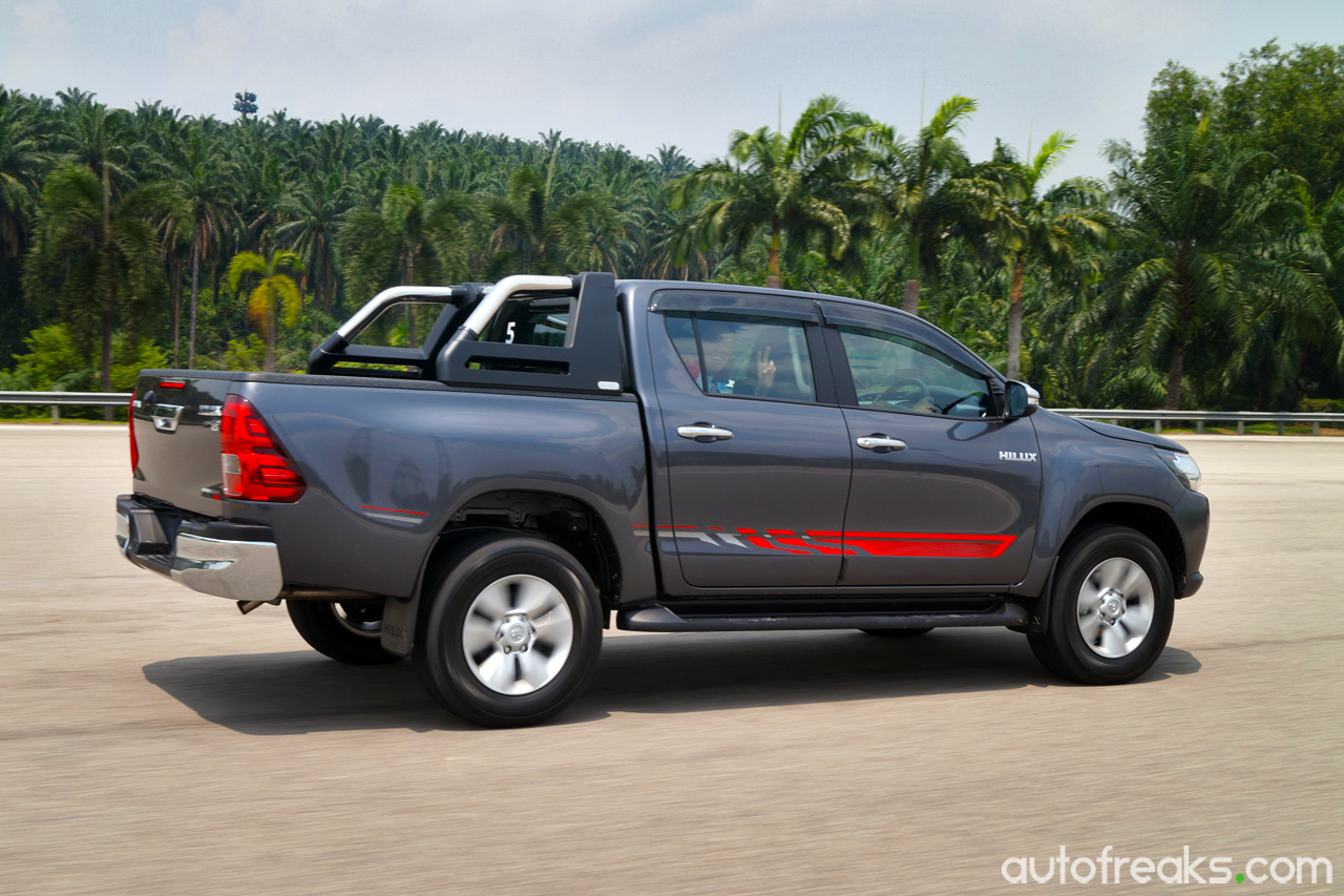 Toyota_Hilux_First_Impressions (7)