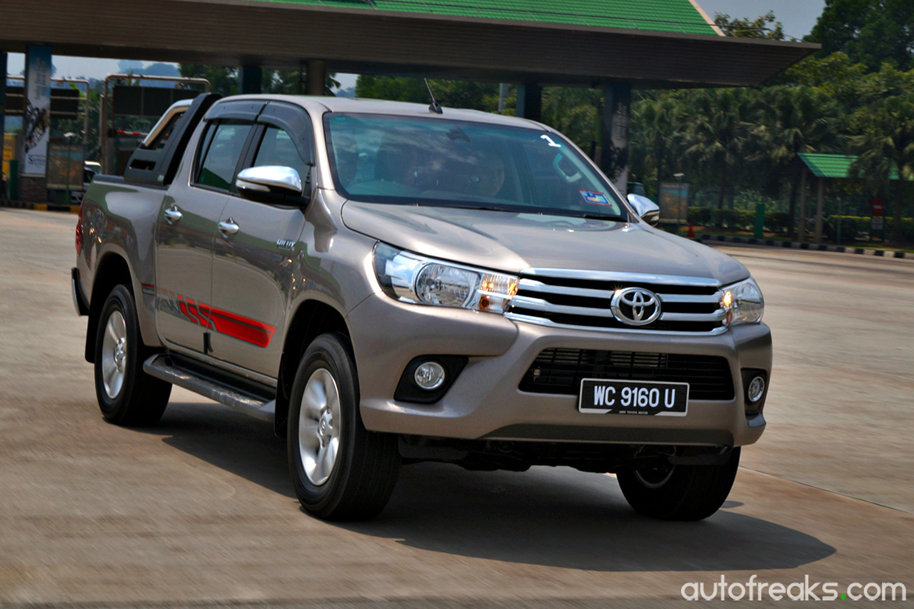 Toyota_Hilux_First_Impressions (8)