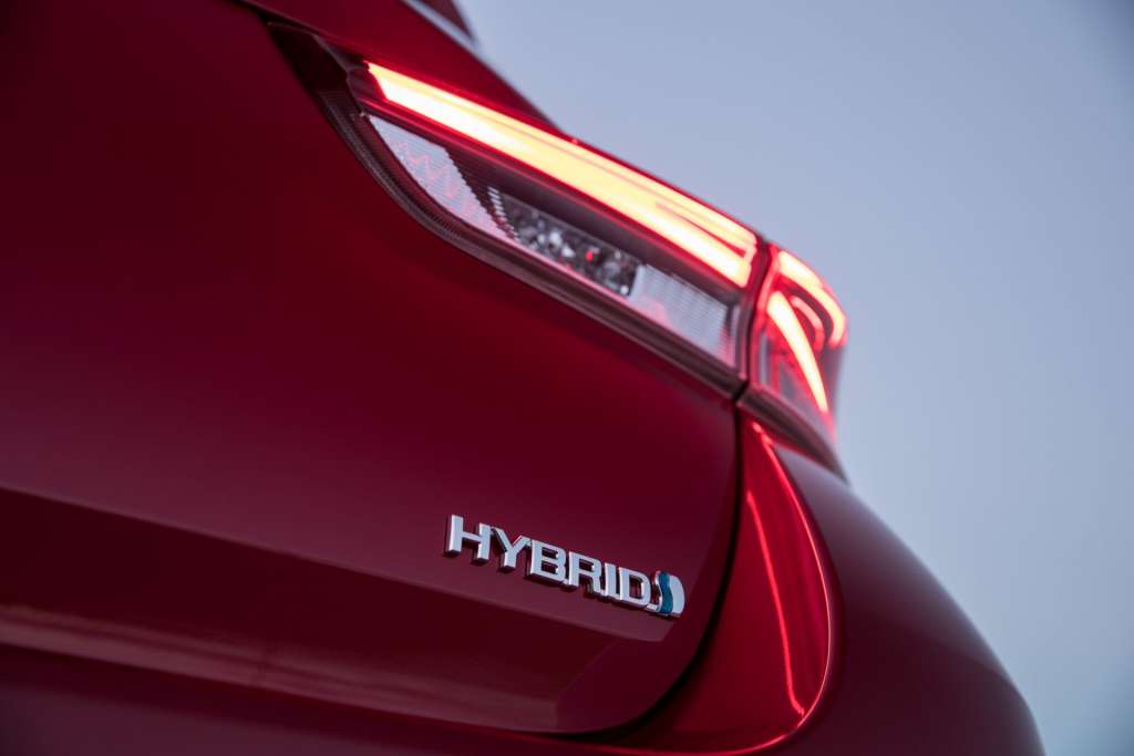 2016_Toyota_Corolla_Hybrid (19)