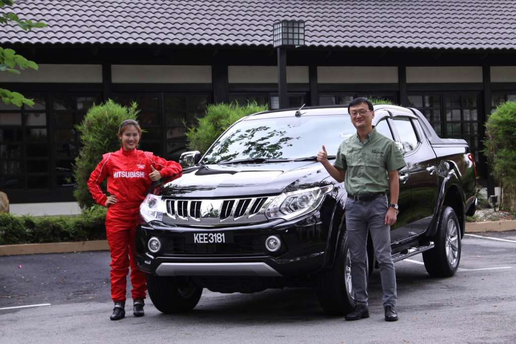 CEO of MMM, Mr Yang Won-Chul handing over the all-new Triton VGT to Leona Chin