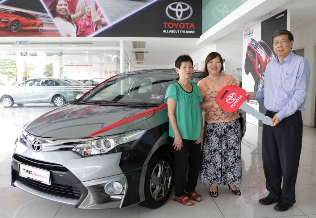 Mr. Khong Man Cheong, Executive Director of UMWT handed over the mock key to the Vios lucky winner, Ms Sum Choo Sin (middle)