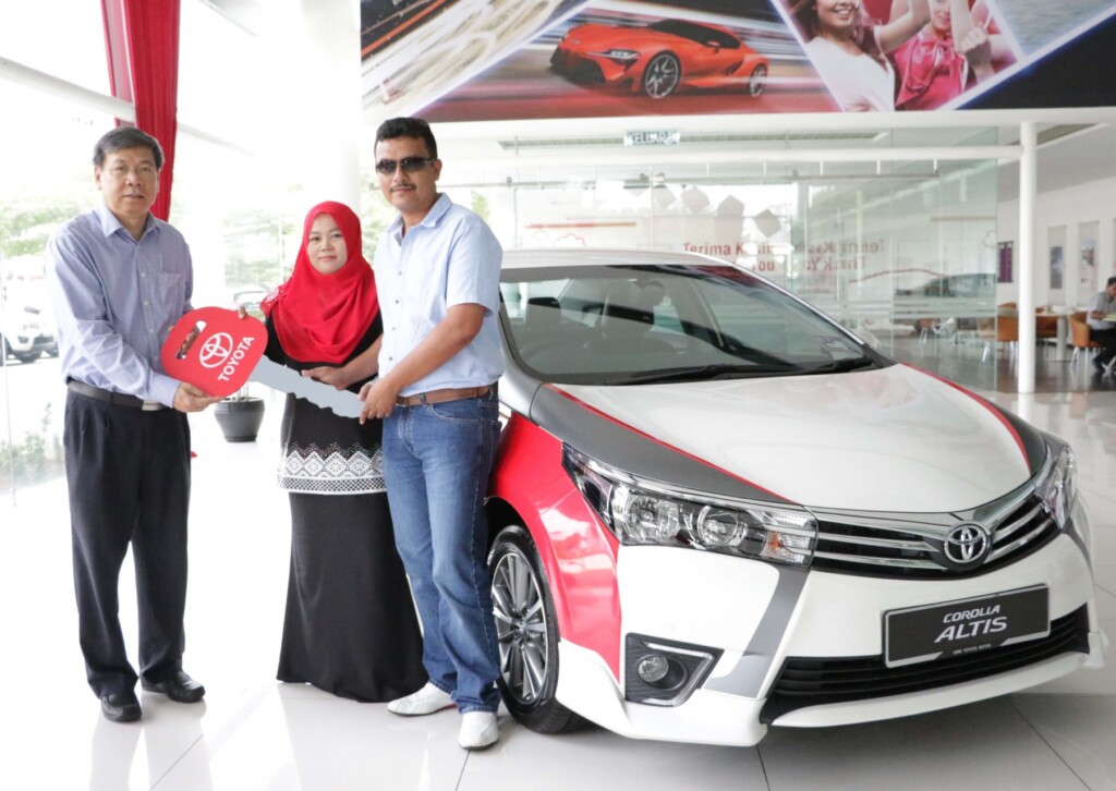 Mr. Khong Man Cheong, Executive Director of UMWT handed over the mock key to the lucky winner, Pn Noraini Shafii and her husband