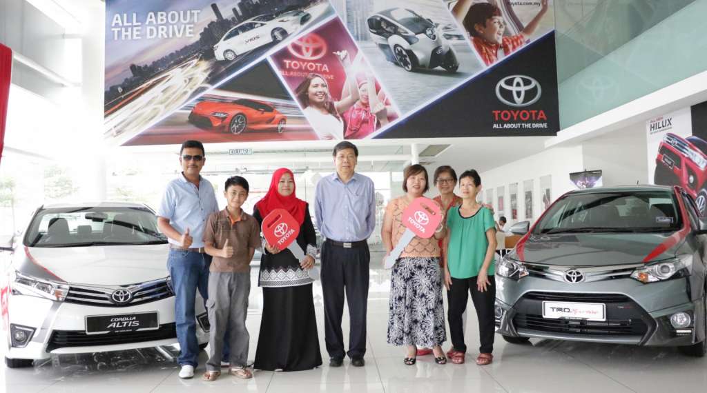One for the Album, Lucky winners with their family - Puan Noraini Shafii (third from Left), Ms. Sum Choo Sin (third from right),