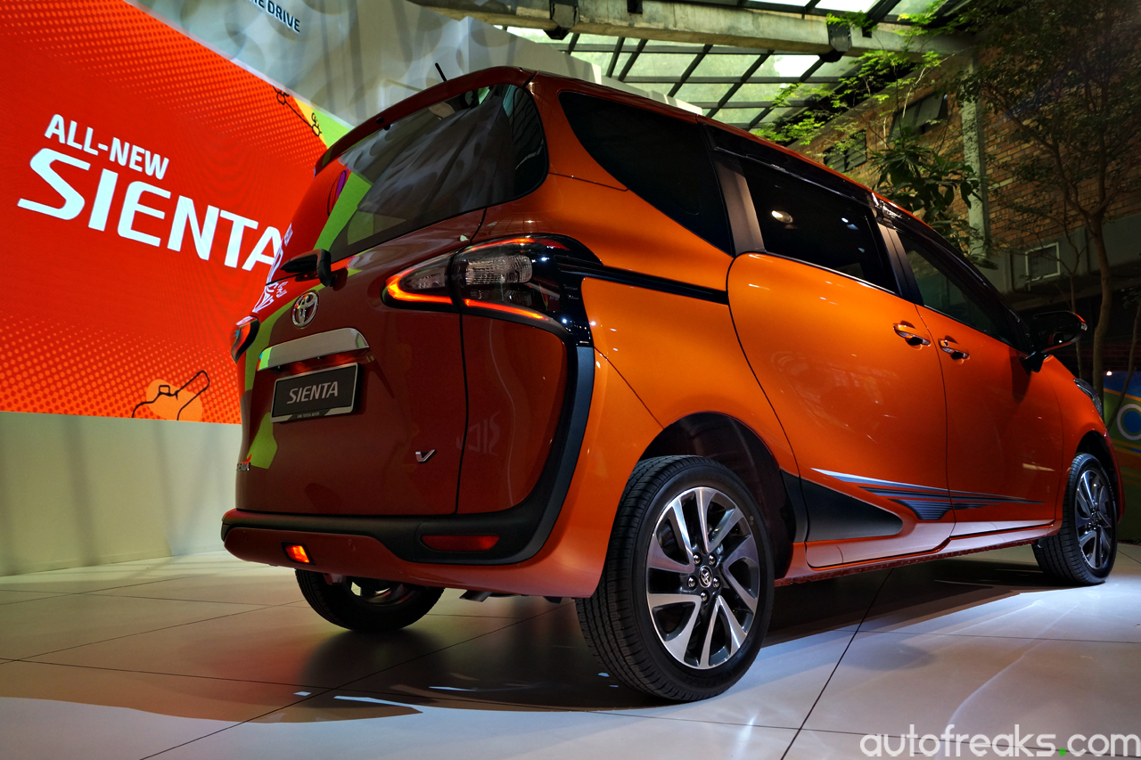 2016_Toyota_Sienta (23)