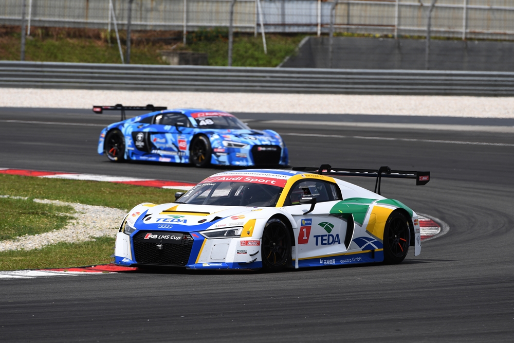 Alex Yoong (MAL) Audi TEDA Racing Team leads Edoardo Mortara (SWI) Phoenix Racing Asia during Race 1 at Audi R8 LMS Cup, Rd5 and Rd6, Sepang, Malaysia, 13-14 August 2016.