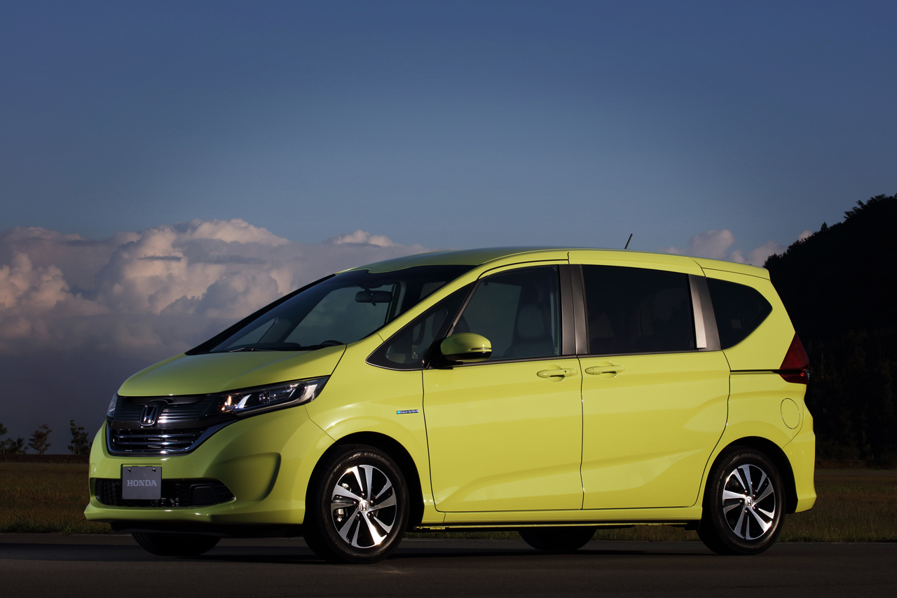 2017_Honda_Freed+_13