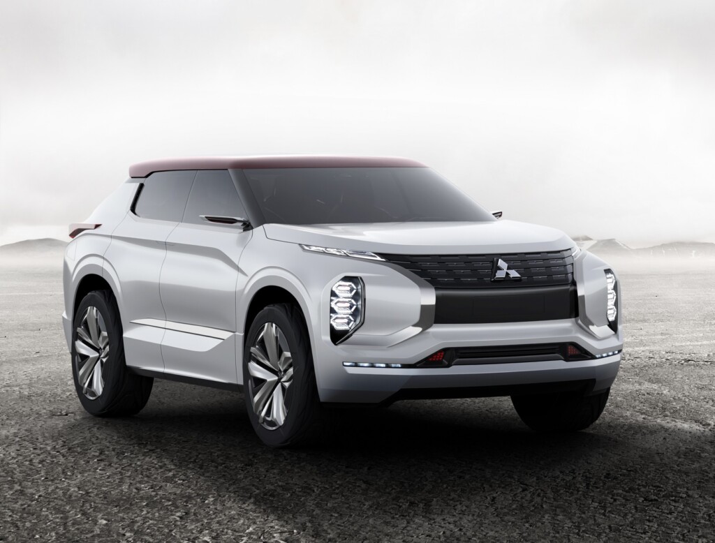 World-Premiere-of-Ground-Tourer-SUV-Mitsubishi-GT-PHEV-Concept (1)