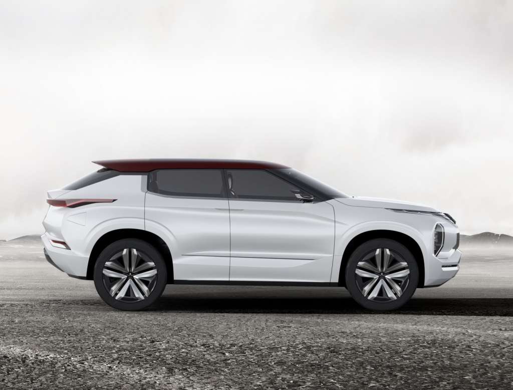 World-Premiere-of-Ground-Tourer-SUV-Mitsubishi-GT-PHEV-Concept (3)