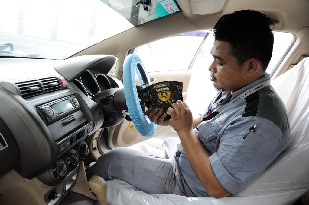 04 Honda technician replacing a Takata driver front airbag inflator