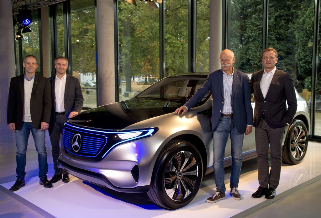 Mercedes-Benz Werk Bremen baut erstes Serienmodell der neuen Generation von Elektrofahrzeugen: Dr. Dieter Zetsche (Vorsitzender des Vorstands der Daimler AG und Leiter Mercedes-Benz Cars, 2. v. r.), Markus Schäfer (Mitglied des Bereichsvorstands Mercedes-Benz Cars, Produktion und Supply Chain Management, r.), Peter Theurer (Standortverantwortlicher Mercedes-Benz Werk Bremen, 2. v. l.) und Michael Peters (Betriebsratsvorsitzender Mercedes-Benz Werk Bremen l.) mit dem EQ-Showcar, das auf der „Mondial de l’Automobile 2016“ Weltpremiere hatte. ; Mercedes-Benz plant Bremen to produce the first series model of the new generation of electric cars: Dr. Dieter Zetsche (CEO of Daimler AG and Head of Mercedes Benz Cars, 2nd from right), Markus Schäfer (Member of the Divisional Board of Mercedes-Benz Cars, Production and Supply Chain Management, right), Peter Theurer (Site Manager of the Mercedes-Benz Bremen plant, 2nd from left) and Michael Peters (Chairman of the works council Mercedes-Benz Bremen plant, left ) with the EQ-show car, which was presented at „Mondial de l’Automobile 2016“ in Paris.;