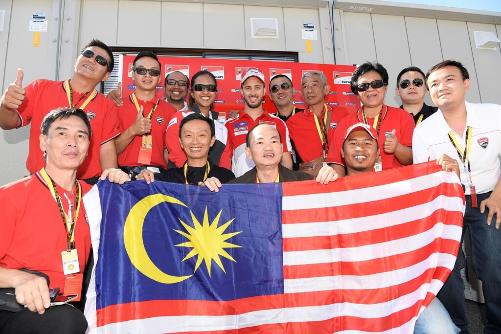 One for the album_The Malaysian contingent led by Shell Advance Brand Ma...