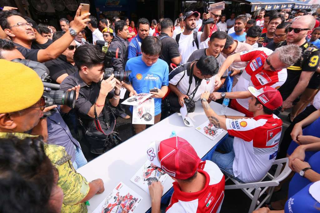 The autograph signing session was a hit with the Jalan Sentul crowd