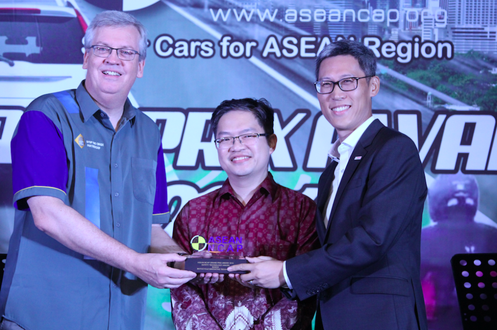 1. Simong Song, Managing Director of Bosch receiving an award from David Ward, Secretary General of Global NCAP (far left) and Professor Dr. Wong Shaw Voon, Chairman of ASEAN NCAP (middle)