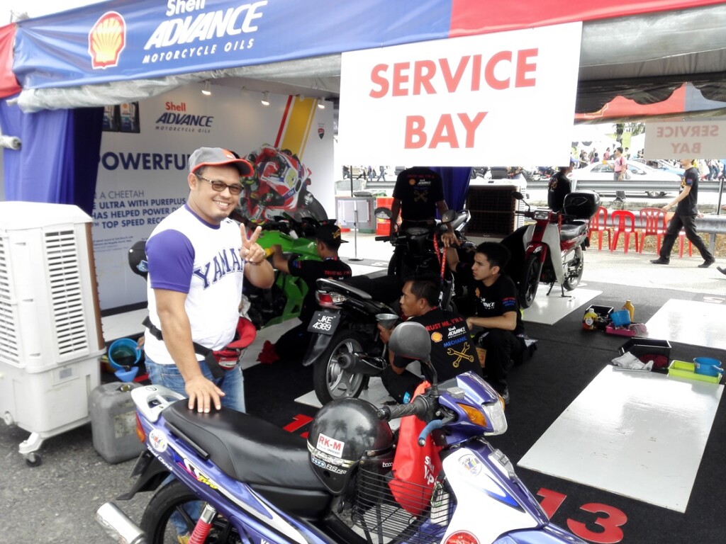 A Yamaha club member happily took up the Shell Advance Ride Thru oil cha... (1)
