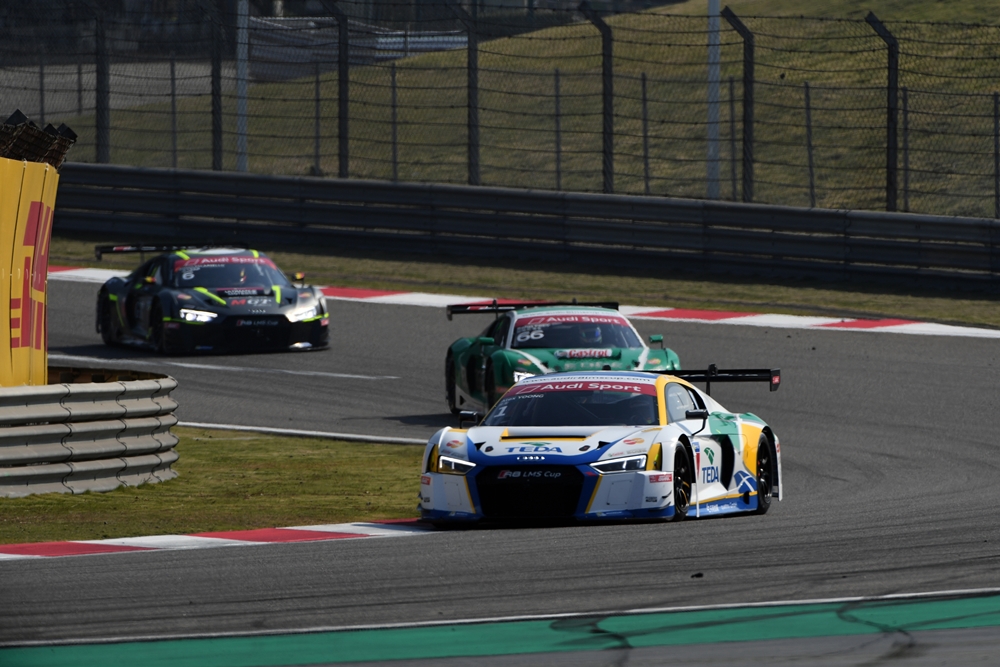 Alex Yoong (MAL) Audi TEDA Racing Team leds Rahel Frey (SWI) Castrol Racing Team Akash Nandy (MAL) KCMG & Alessio Picariello (BEL) MGT Team by Absolute at Audi R8 LMS Cup, Rd11 and Rd12, Shanghai International Circuit, Shanghai, China, 4-5 November 2016.