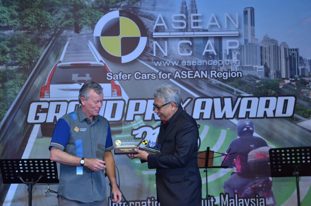 YBhg Dato' Radzaif Mohamed (DCEO of PROTON) receives the award