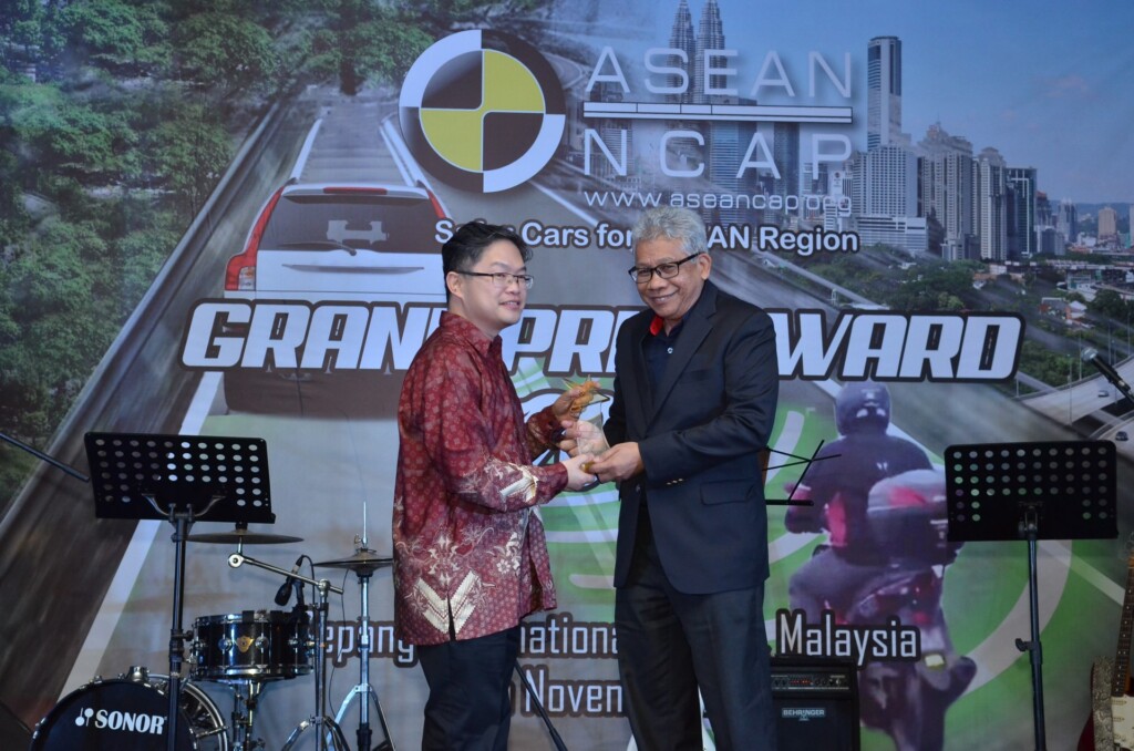 YBhg Dato' Radzaif Mohamed (DCEO of PROTON) receives the award (2)